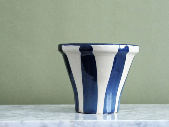 pot de fleur bleu en céramique avec reyure bleu.  kipok. pot céramique interieur. Kipok.