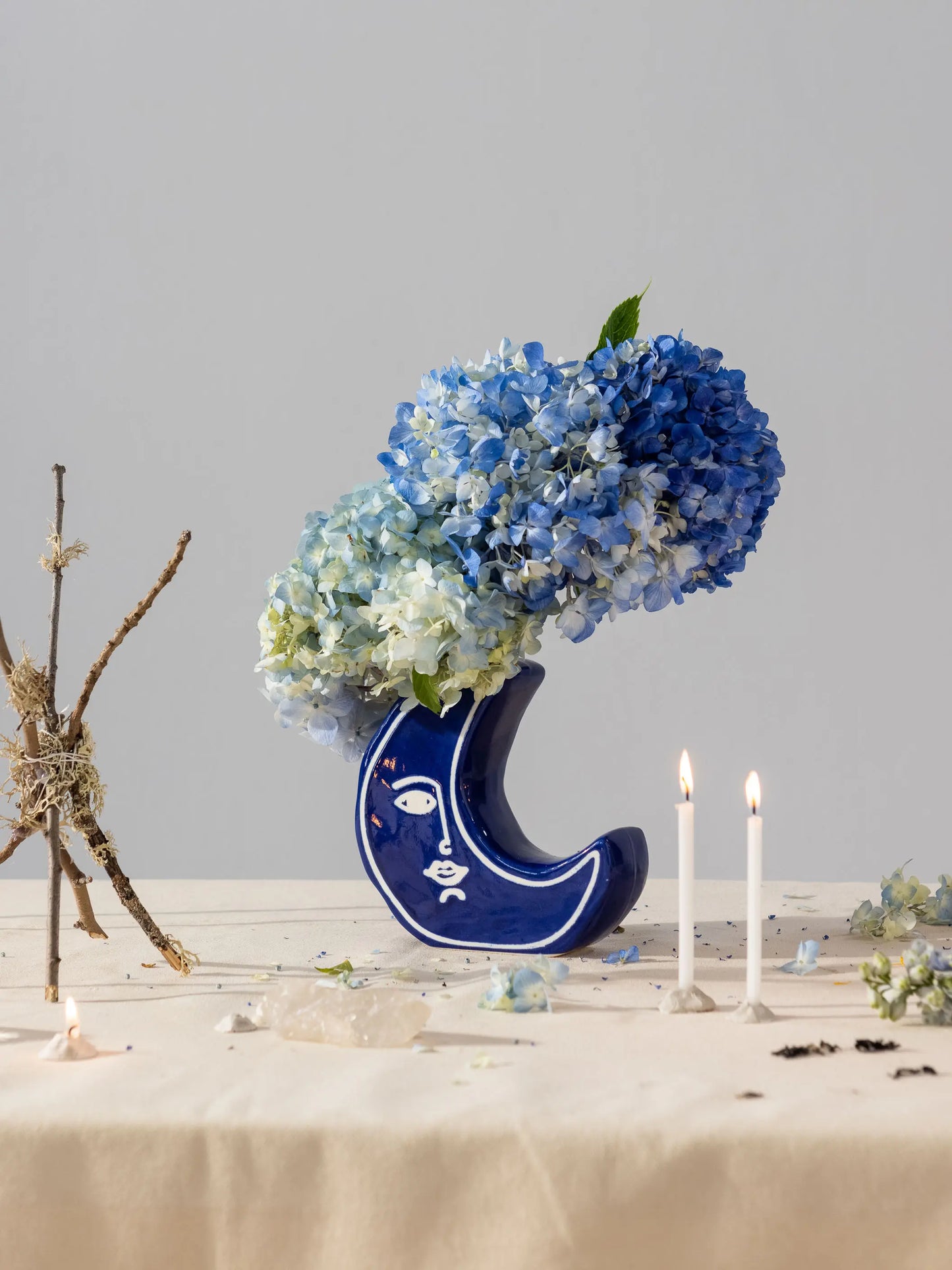 vase Bleu Lune avec des fleurs sechées sur table. Vase visage lune tendance. Vase en céramique bleu. KIpok. Vase demi lune. vase décoratif centre de table.