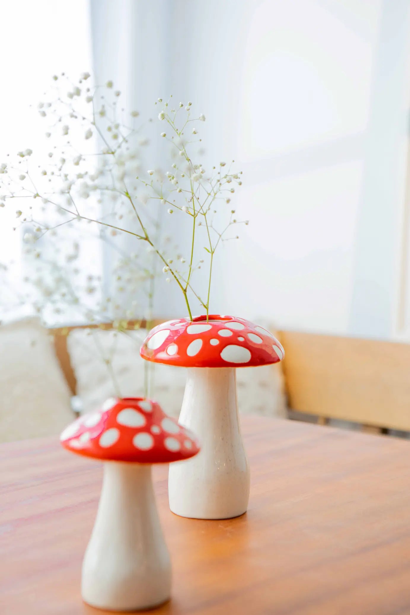 Vase en céramique champignon ce petit vase sur une table pour bouquet de fleurs. Vase  blanc et rouge. kipok