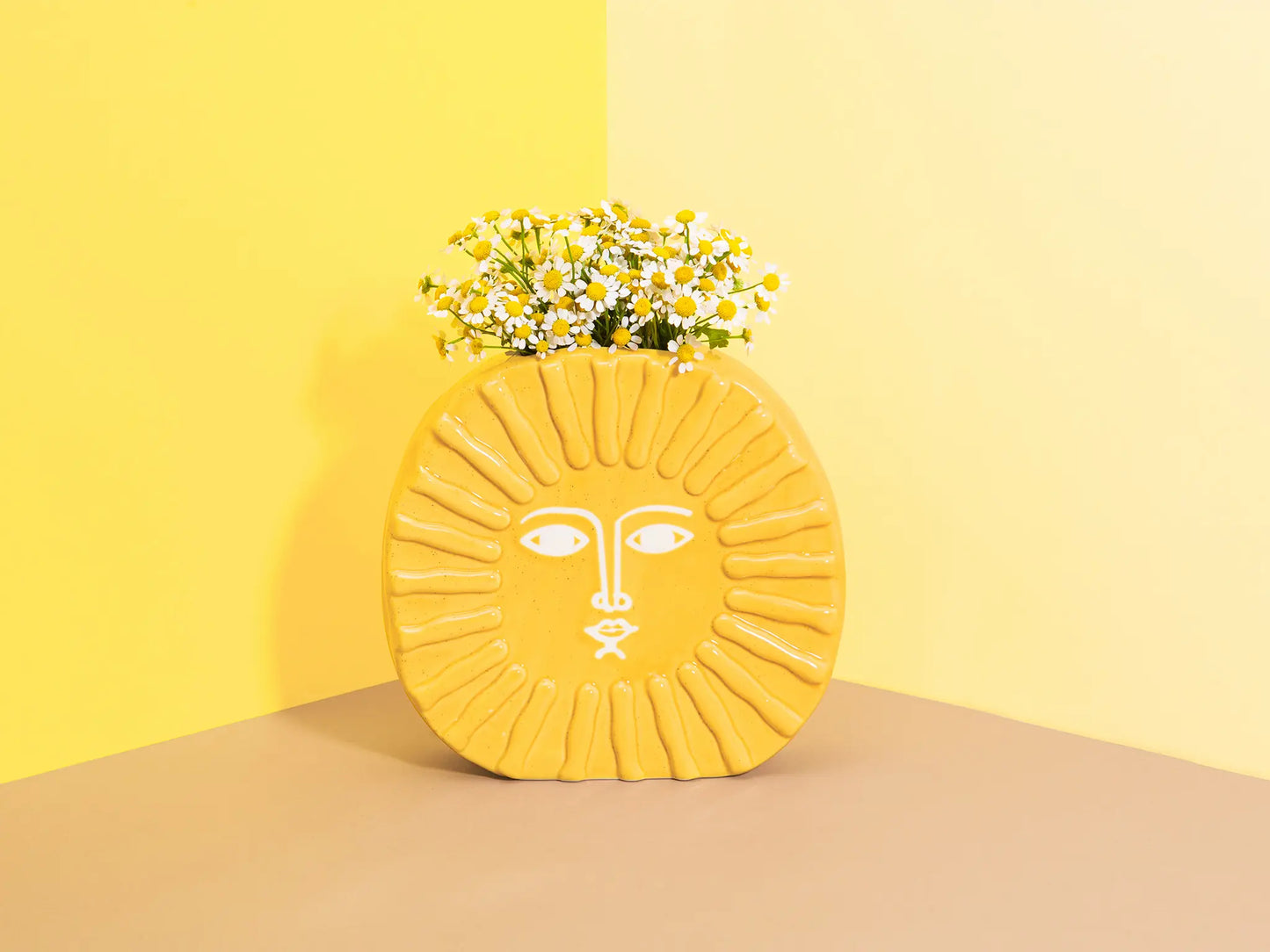 vase jaune pour fleurs bouquet. vase ceramique jaune format soleil visage. Kipok. Vase soleil.