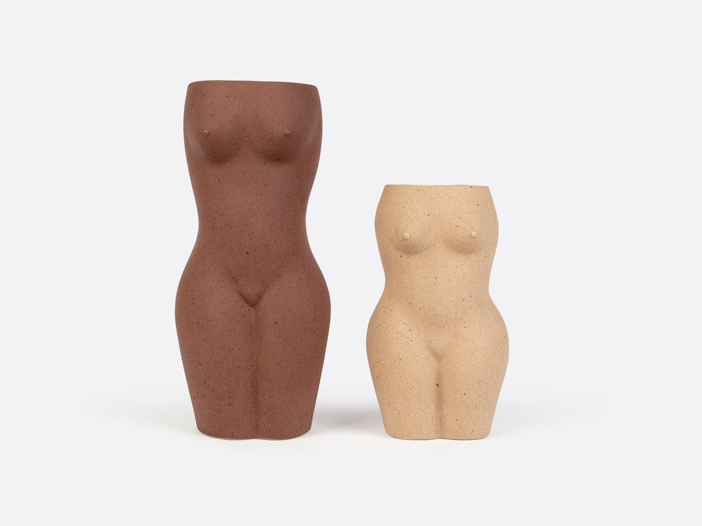 DEUX VASES DE CORPS DE FEMMES un grand  marron et le deuxième petit de couleur clair. Vases représente le corp d'une femme. Vase en céramique pour les fleurs ou crayons. Vase à fleurs salle de bain. Vase silhouettes de femme. KIPOK super cadeau crémaillère 