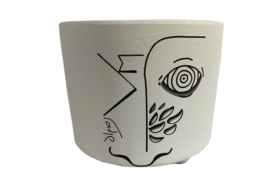 Cache pot  en céramique  avec un dessin de traits de visage style Dali. Format du pot de fleur petit.  pot de visage.  Cache pot pas cher. Kipok cache pot visage. Pot visage solde pas cher. Kipok. idée cadeau drôle . Cache pot abstrait Dali. kIPOK.  pot de fleur deco. petit cache pot. Visage pot original