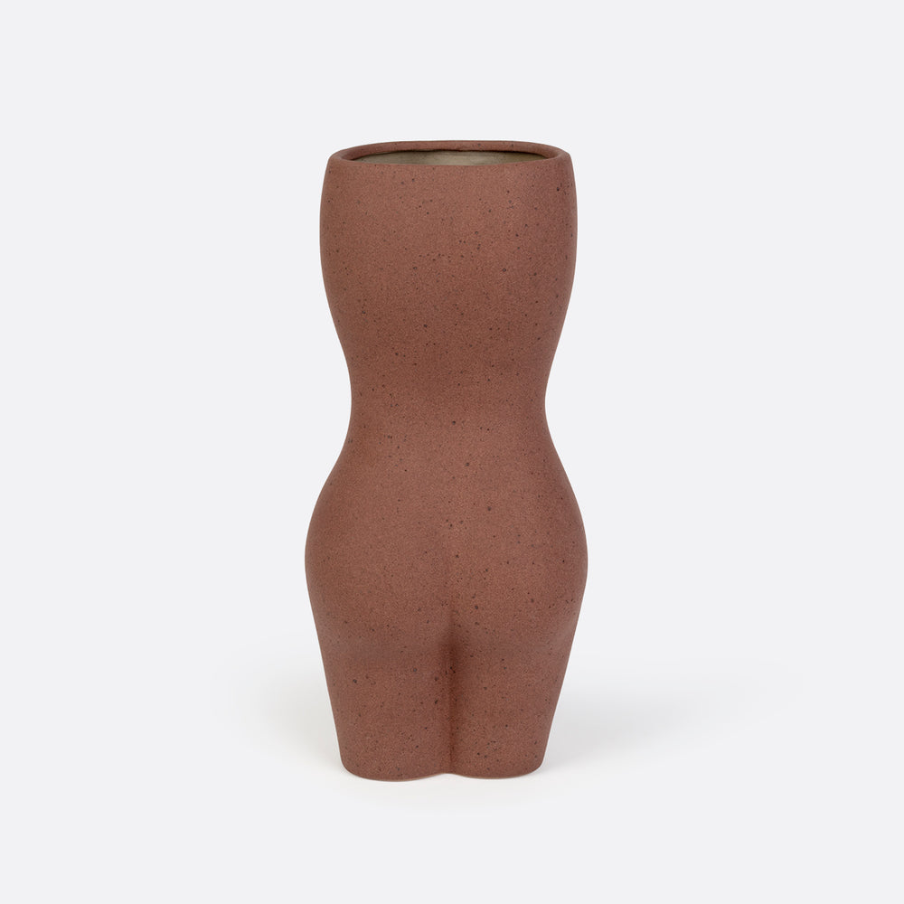 
                  
                     Vase dos corps de femme avec des formes. Vase femme marron vide sans plante. Vase femme de dos. Vase corps femme Kipok. vase femme. Vase en céramique corps féminin. idée Deco. Vase à fleurs en céramique. Kipok. femme vases
                  
                
