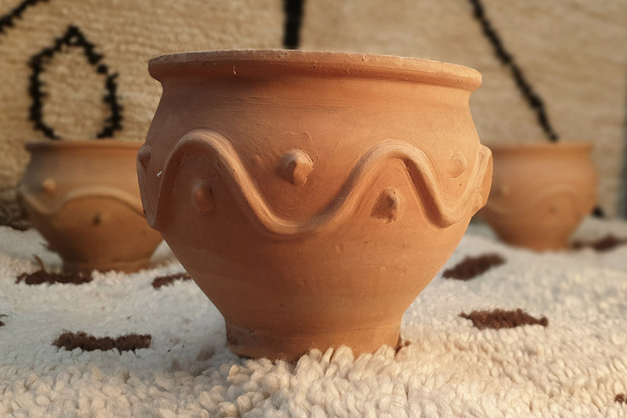 
                  
                    Pot en terre cuite de couleur terracota  sur un tapis berbère. Magnifique pot art déco fait main. Kipok.
                  
                
