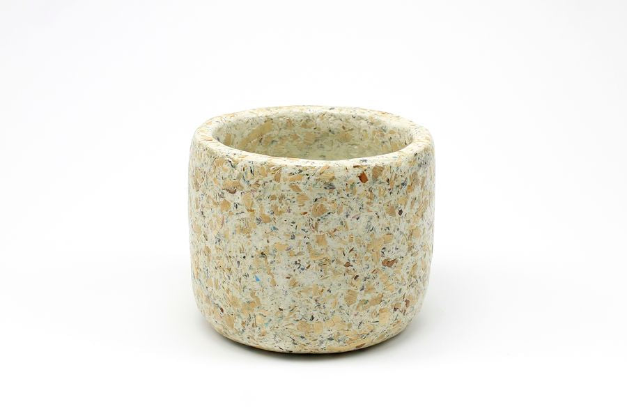 
                  
                    Petit cache-pot de fleurs en papier  recyclé et plastique recyclé couleur beige motifs carralage granite.  Pot Eco responsable. pot terrazzo.  cache pot interieur  déco terrazzo. pot de plante pour plantes vertes cactus. Pot de fleur design qui respecte la nature. Pot en papier recyclé. Kipok
                  
                