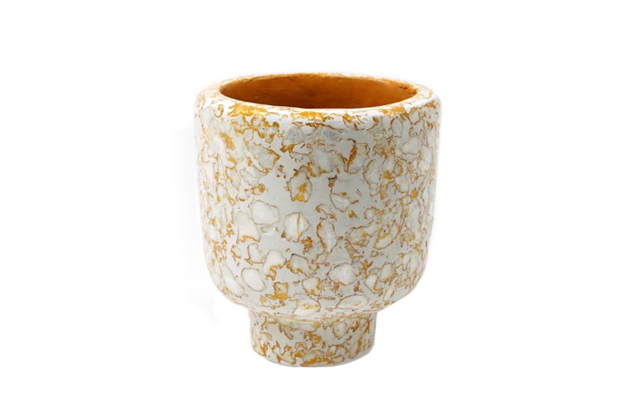 cache pot doré recyclé de l'extérieur en papier recyclé et  a l'intérieur plastique recyclé couleur orange et l'extérieur marbré blanc et orange. Cache pot non perce. cache-pot design en plastique et papier recycle. Kipok