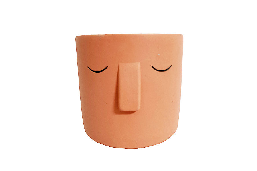 Vase ou Pot visage en céramique avec des trait des yeux fermés couleur orange. Pot de fleur visage dodo. Pot de fleur visage  à offrir. Pot céramique pas cher. Kipok pot de fleur. Pot visage  à offrir. Cache pots céramique en forme de visage pour plante interieur. Kipok.