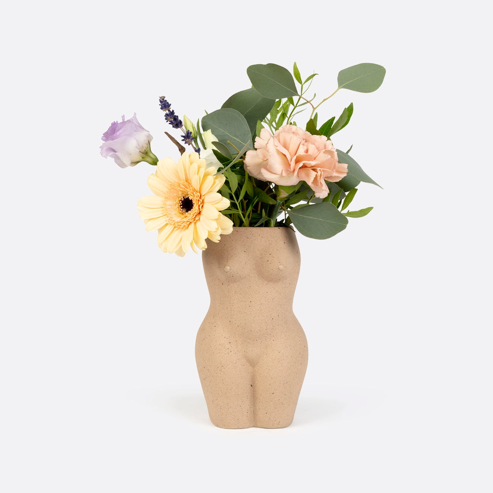 
                  
                    Vase femme. kipok. Vase corps femme. Vase forme silhouette femme fleurs petit vase beige. Taille du petit vase forme statue femme 11.5 cm x 10.5 x 20.5 cm. Vase en céramique féminin avec forme de femme. Vase corps en céramique.  Achat et vente vase paris tendance. Idée cadeau vase original. Achat  rapide. 
                  
                